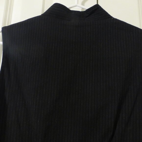LE CHATEAU black pinstripe zip up peplum top - Picture 9 of 10